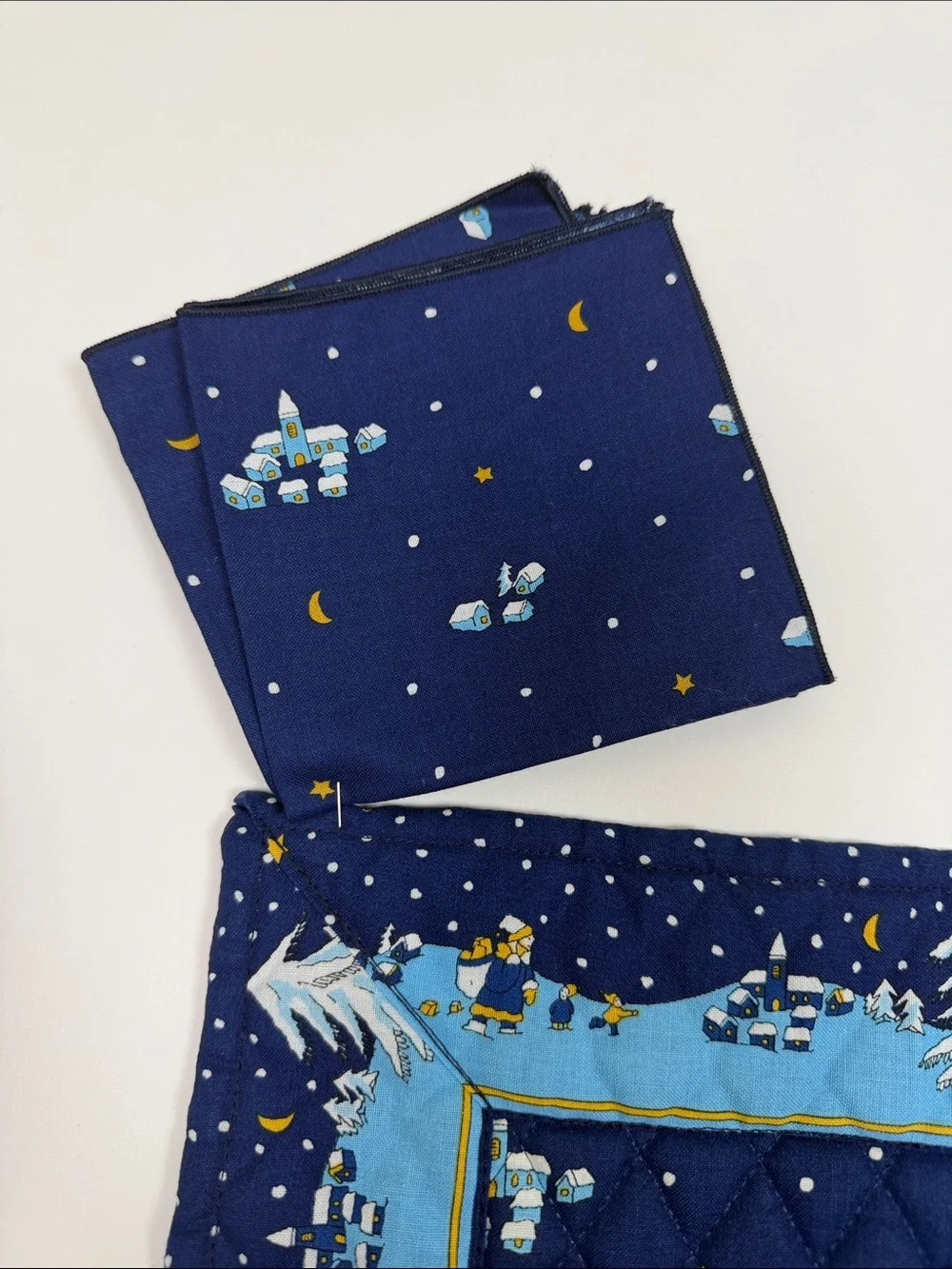 Vera Bradley Designs Winter Village Quilted Placemat & 4 Napkin Set Holiday